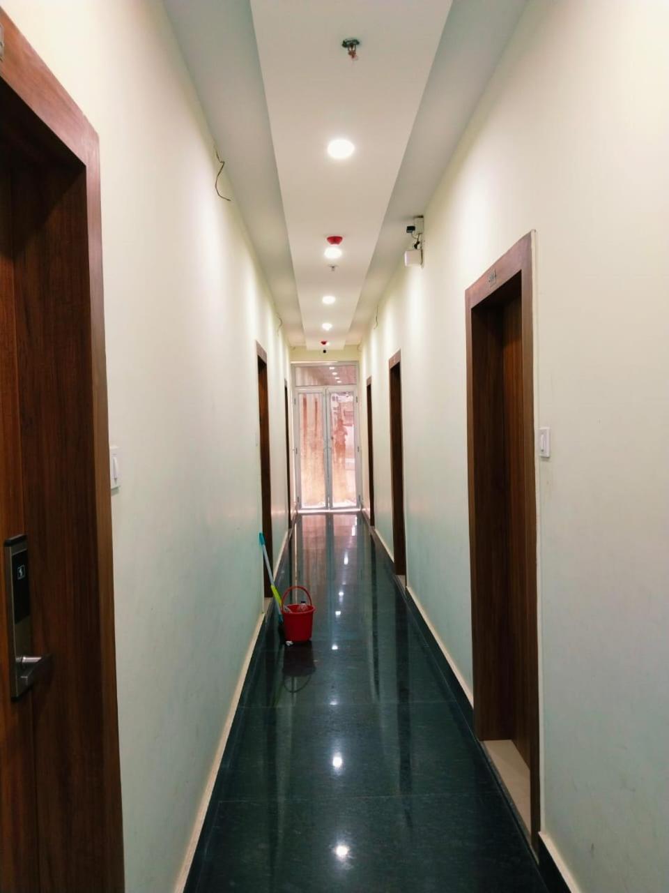 Hotel Shree Radha Krishna Varanasi Dış mekan fotoğraf