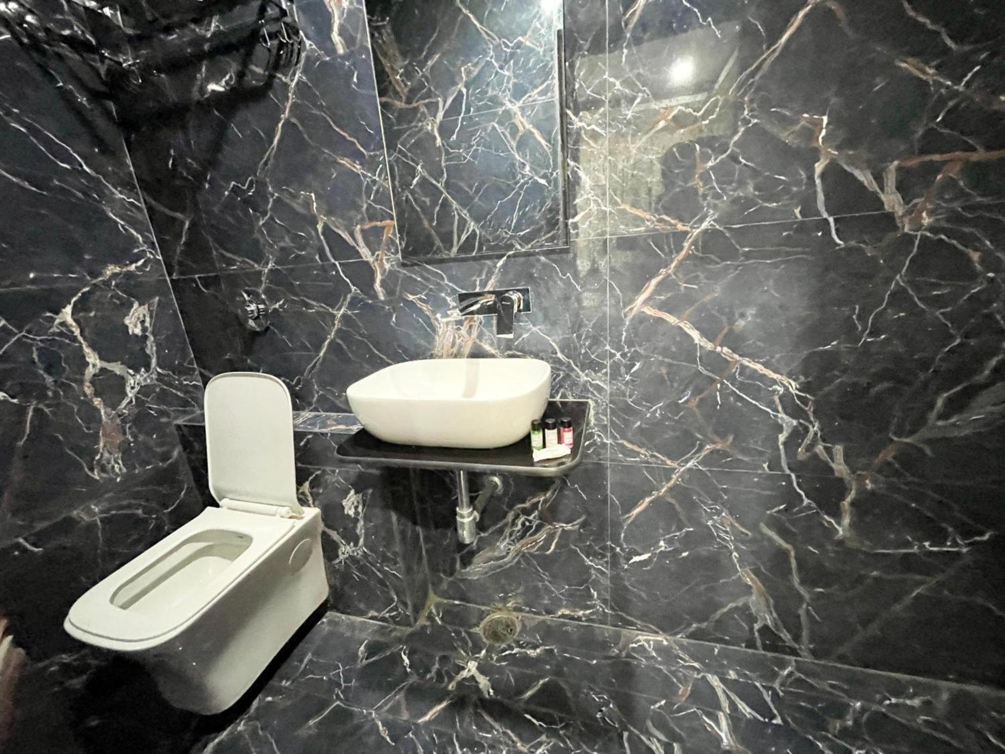 Hotel Shree Radha Krishna Varanasi Dış mekan fotoğraf